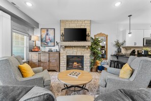 スマートテレビ、暖炉、ステレオ