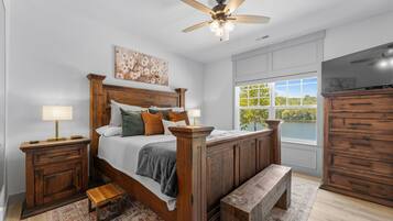 3 chambres, bureau, fer et planche à repasser, lit de bébé portatif