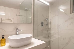 Douche, sèche-cheveux, serviettes fournies, savon