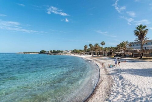 Coastal Getaway: Roomy Beachside Apartment!