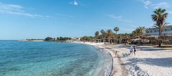 Coastal Getaway: Roomy Beachside Apartment!