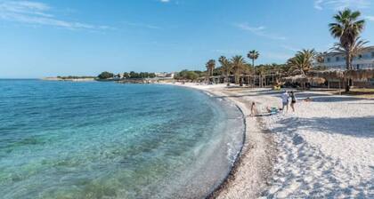 Coastal Getaway: Roomy Beachside Apartment!