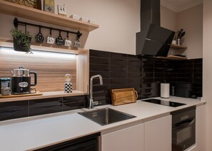 Réfrigérateur, micro-ondes, four, plaque de cuisson