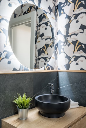 Een douche, handdoeken
