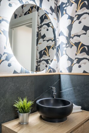 Een douche, handdoeken