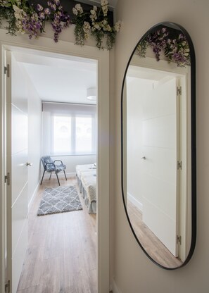 3 slaapkamers, een strijkplank/strijkijzer, gratis wifi, beddengoed