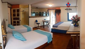 Habitación familiar | Edredones de plumas, tabla de planchar con plancha, wifi gratis