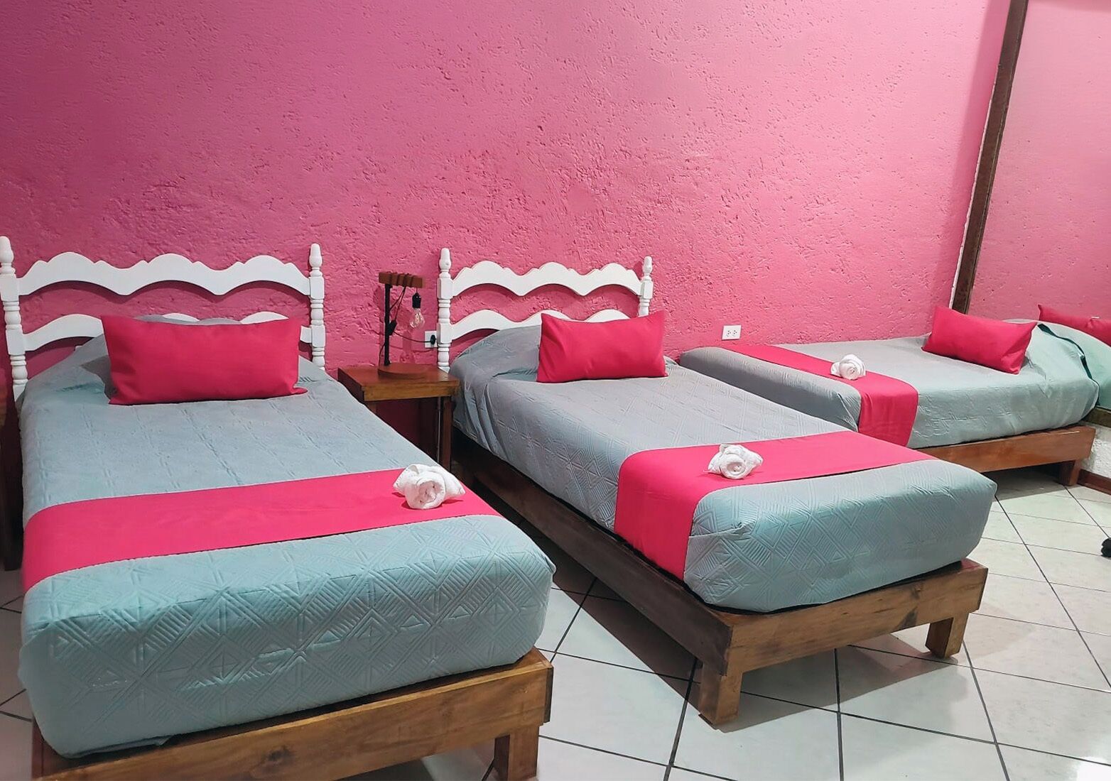 Junior-Dreibettzimmer | Daunenbettdecken, Bügeleisen/Bügelbrett, kostenloses WLAN, Bettwäsche