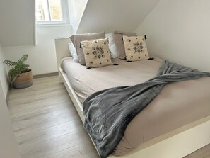 1 habitación, tabla de planchar con plancha, wifi gratis y ropa de cama