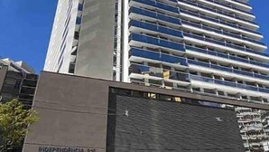 A high-rise building with a modern architectural design, featuring a series of balconies and a prominent entrance at the base. - AP 1422 com Piscina, Academia e Coworking (Juiz de Fora)