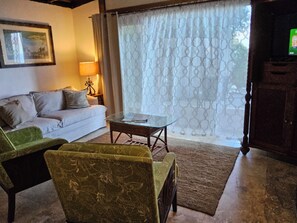 Smart TV, fireplace - Magens Bay 3 minutes drive to Rustic Cabin 
 (St Thomas)