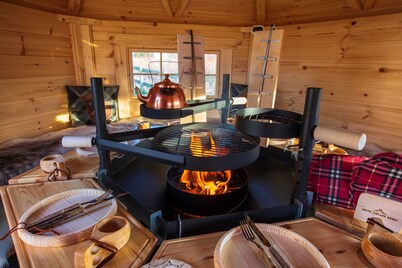Cosy Shepherds Hut in the Scottish Highlands with hot tub (pet friendly)