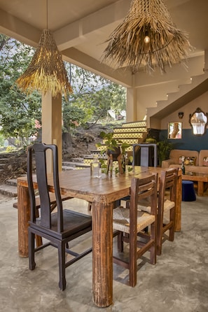 Daily buffet breakfast (USD 25 per person)