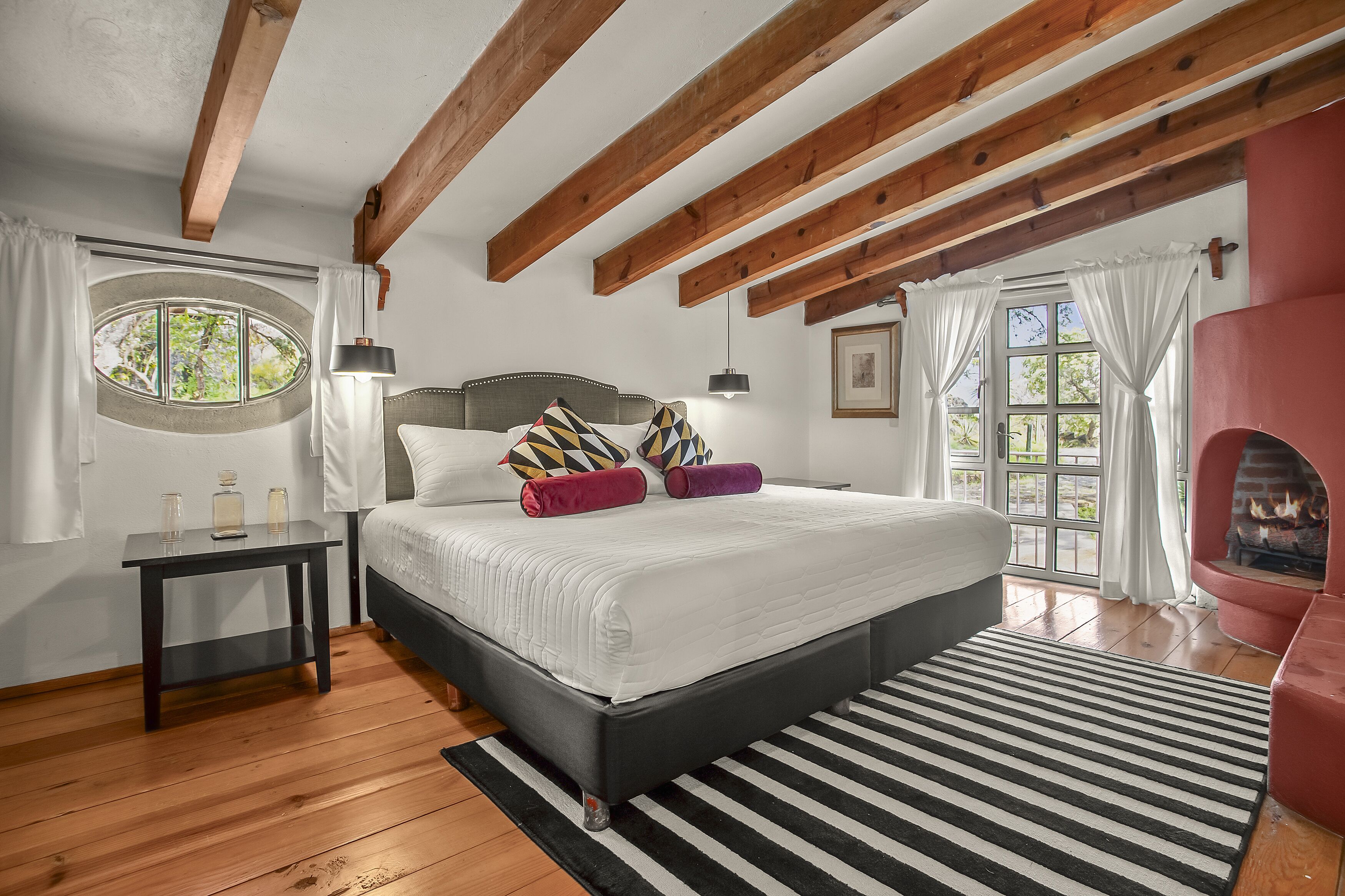 5 habitaciones, escritorio y espacio para trabajar con laptop 