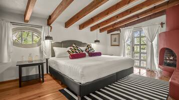 5 habitaciones, escritorio y espacio para trabajar con laptop