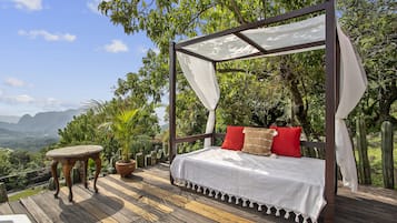 5 habitaciones, escritorio y espacio para trabajar con laptop