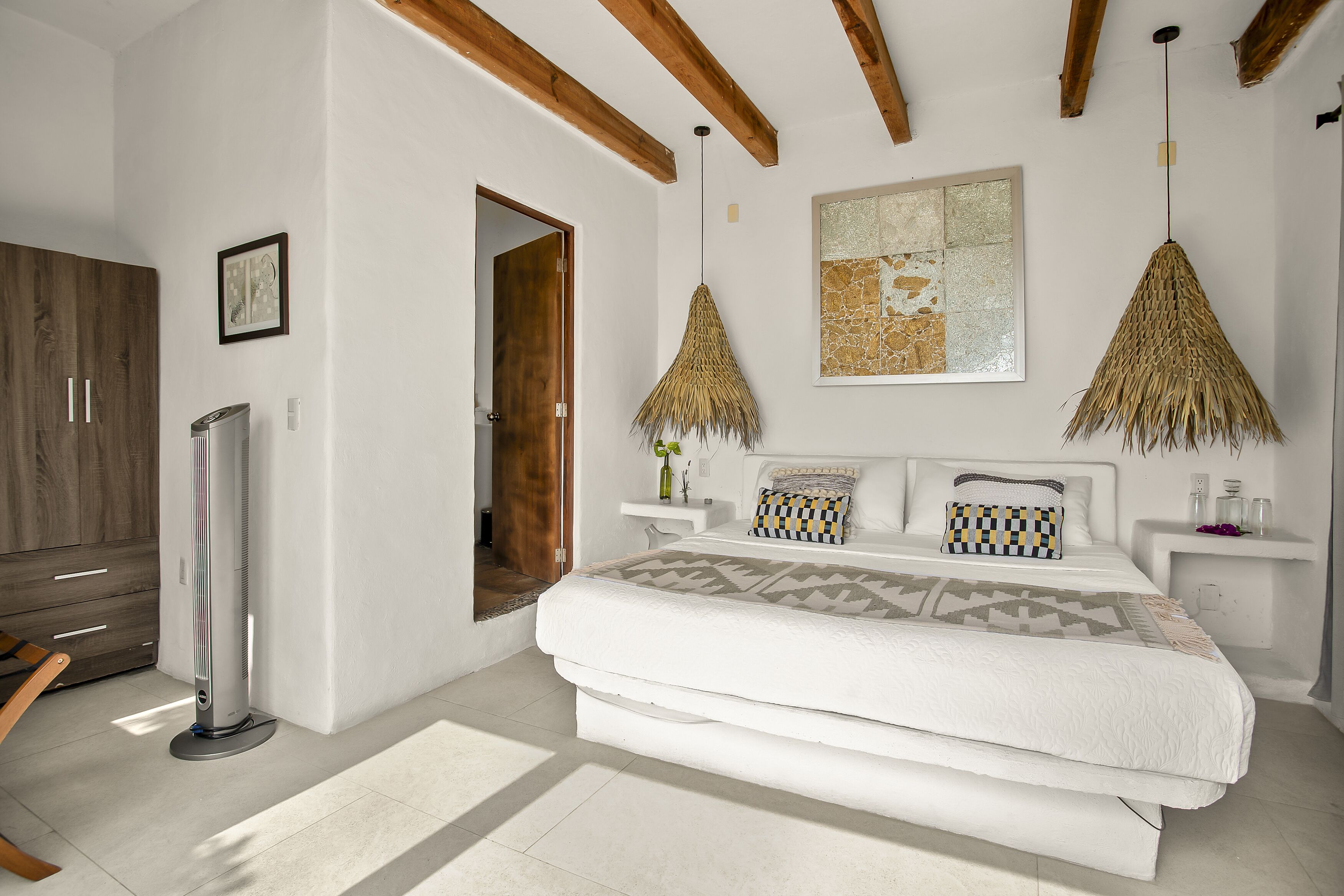 5 dormitoris, escriptori i espai de treball apte per a portàtils 