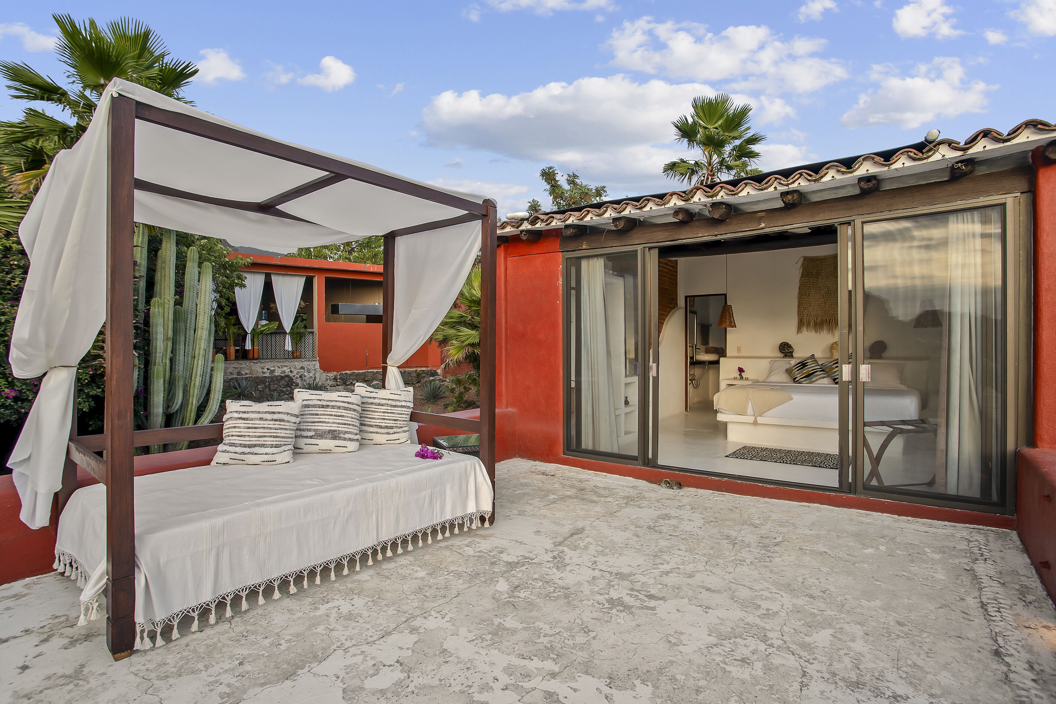 5 habitaciones, escritorio y espacio para trabajar con laptop 