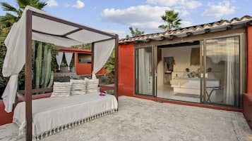 5 habitaciones, escritorio y espacio para trabajar con laptop