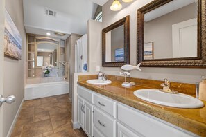 Shower, hair dryer, towels, soap - Lakeside Cove - Lakefront Home (Hot Springs)