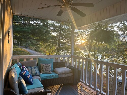 Located on Beautiful north-end of Long Lake, right in the Narrows!