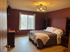 3 bedrooms, WiFi, bed sheets - Located on Beautiful north-end of Long Lake, right in the Narrows! (Sarona)