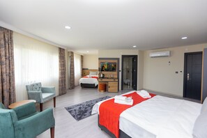 Premium bedding, laptop workspace, blackout curtains, soundproofing - Moonlight Suite Hotel (Trabzon)