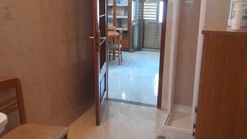 Doppel- oder Zweibettzimmer | Badezimmer | Kostenlose Toilettenartikel, Haartrockner, Bademäntel