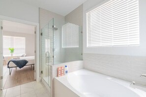 Bruser, hårtørrer, håndklæder, Sæbe