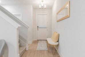 Interior - 4BR/3.5BH Private Pool: 5M Airport, F1 & 2300 Sqft (Austin)