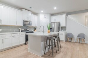 Fridge, microwave, oven, stovetop - 4BR/3.5BH Private Pool: 5M Airport, F1 & 2300 Sqft (Austin)