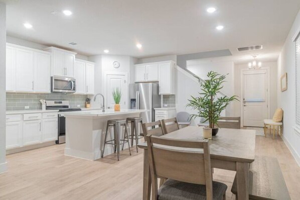 Dining - 4BR/3.5BH Private Pool: 5M Airport, F1 & 2300 Sqft (Austin)