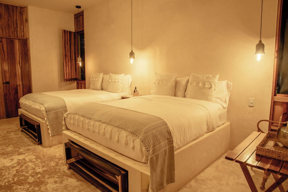 Deluxe vierpersoonskamer, terras, uitzicht op de binnenplaats | Luxe beddengoed, een minibar, gratis wifi, individueel gedecoreerd