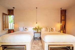 Deluxe-Doppelzimmer, Terrasse, Blick auf den Innenhof | Hochwertige Bettwaren, Minibar, individuell dekoriert, kostenloses WLAN