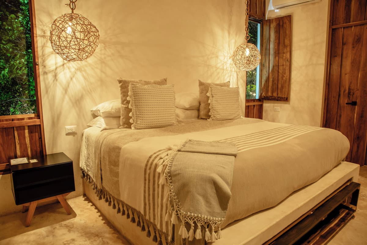 Business kamer | Luxe beddengoed, een minibar, gratis wifi, individueel gedecoreerd