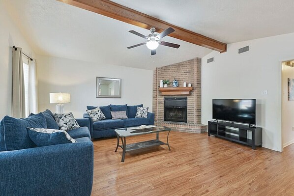 TV, fireplace