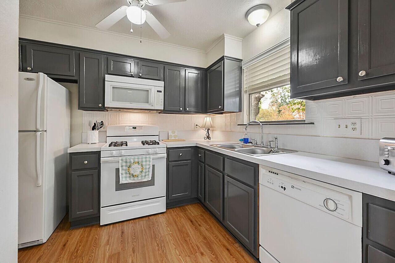 Kylskåp, mikrovågsugn, ugn och spishäll