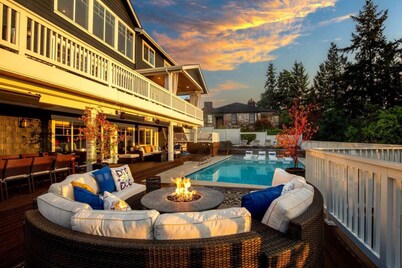 Seattle Resort with pool heated all year sleeps 16