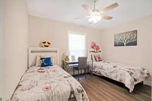 3 bedrooms, desk, iron/ironing board, free WiFi - Peaceful Retreat  3 Bedroom  10 min to WEC (Marion County)