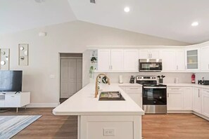 Fridge, microwave, oven, stovetop - Peaceful Retreat  3 Bedroom  10 min to WEC (Marion County)
