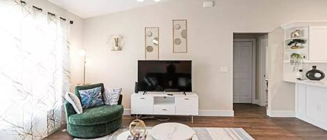 Téléviseur connecté, table de baby-foot