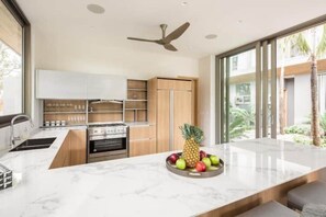 Geladeira, micro-ondas, fogão, cooktop
