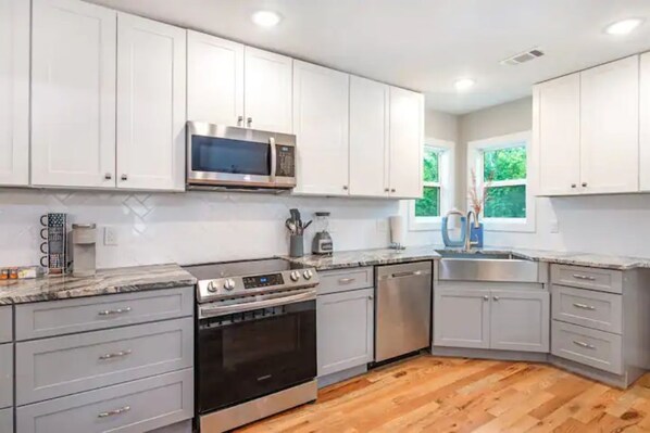 Private kitchen - Hideaway Near Airport & Downtown (Ellenwood)