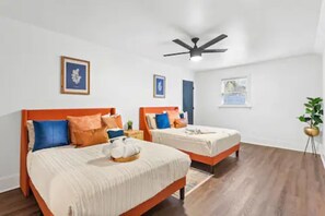 5 bedrooms, iron/ironing board, WiFi, bed sheets - Luxury Downtown Boho Retreat (Ellenwood)
