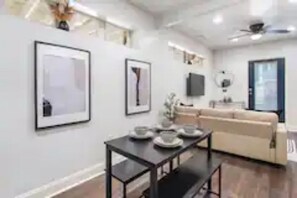 Dining - Downtown High End Haven (Ellenwood)