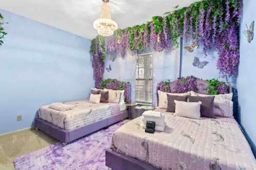 Fabulous Girls Night Inn Pink House!