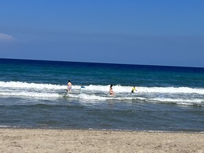 På stranden