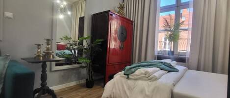 1 bedroom, desk, iron/ironing board, WiFi