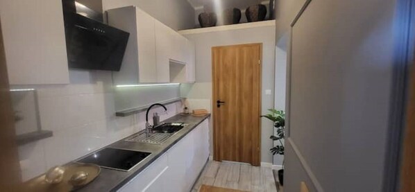 Kühlschrank, Herdplatte, Geschirrspüler, Wasserkocher