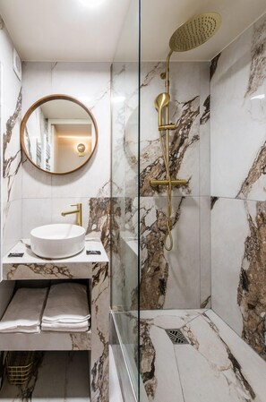 Hair dryer, towels - Bon Marche - Standing apartment (Paris)